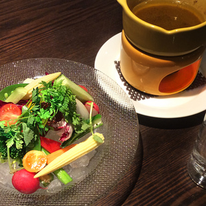 オジャの絶品メニュー 旬の野菜のバーニャカウダ　1,455円 (税込1,600円)