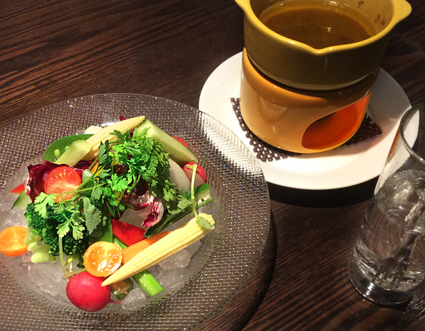 旬の野菜のバーニャカウダ　1,455円 (税込1,600円)